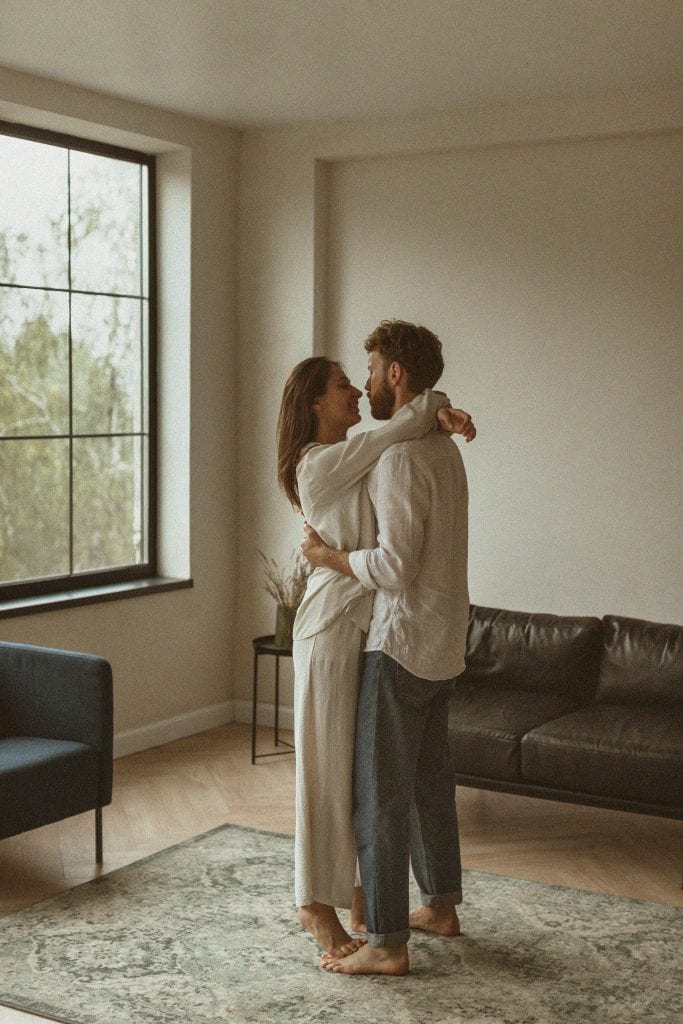 Taking a moment to pause before reacting during a marital disagreement.